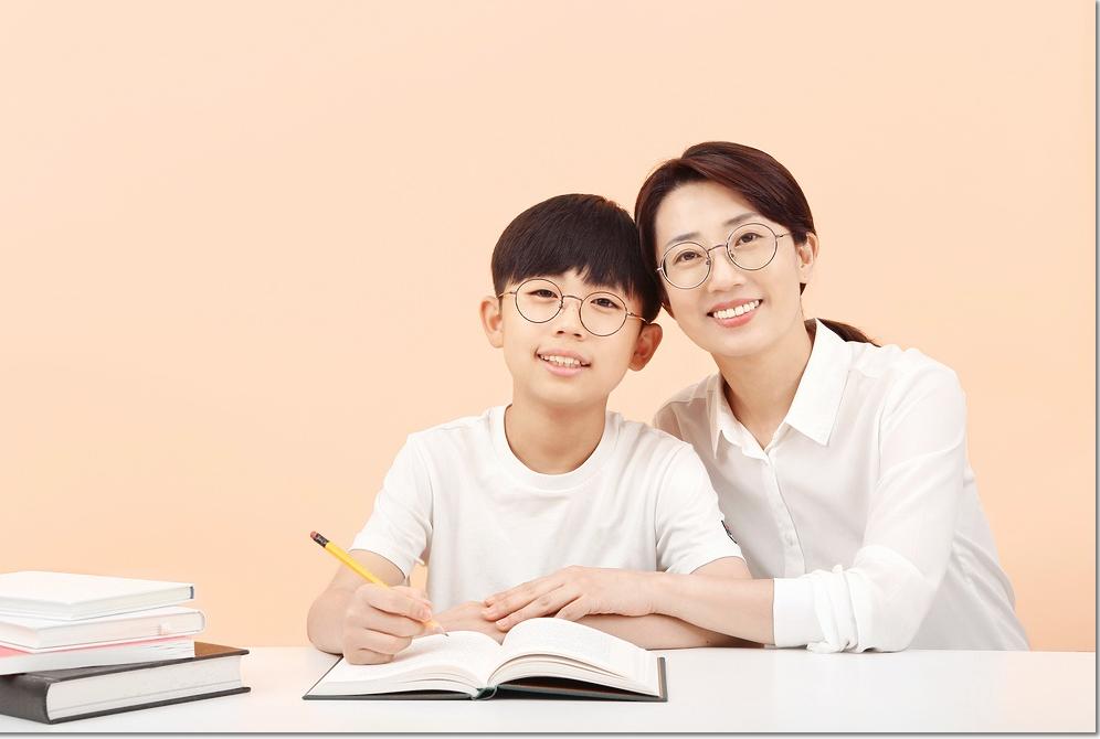 외운 영어 단어를 문장에 쓰는 법 — 학생과 함께 책을 보는 어른