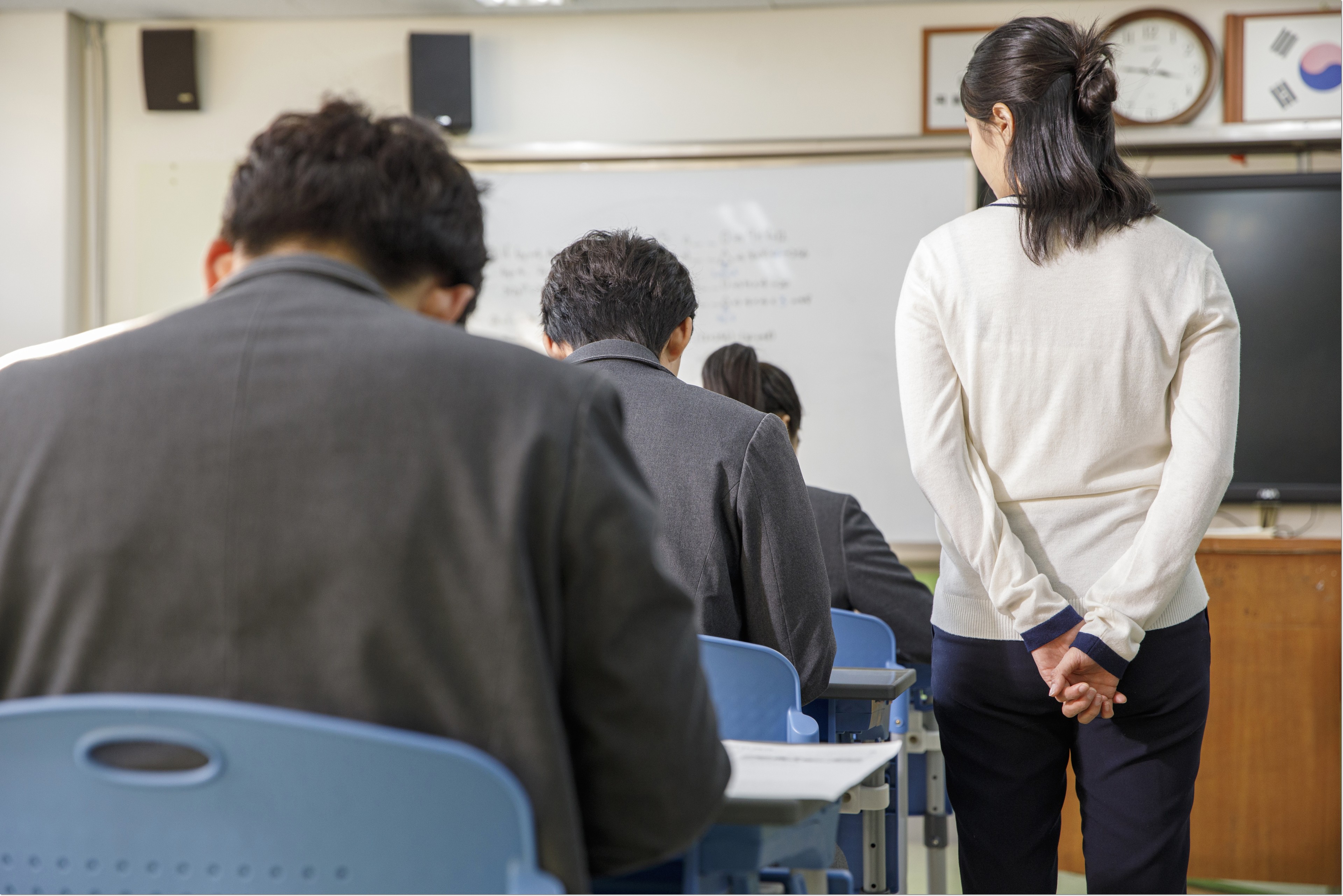 과학 실험을 조건·결과·이유로 정리하기 — 교실 앞에서 수업을 살피는 선생님