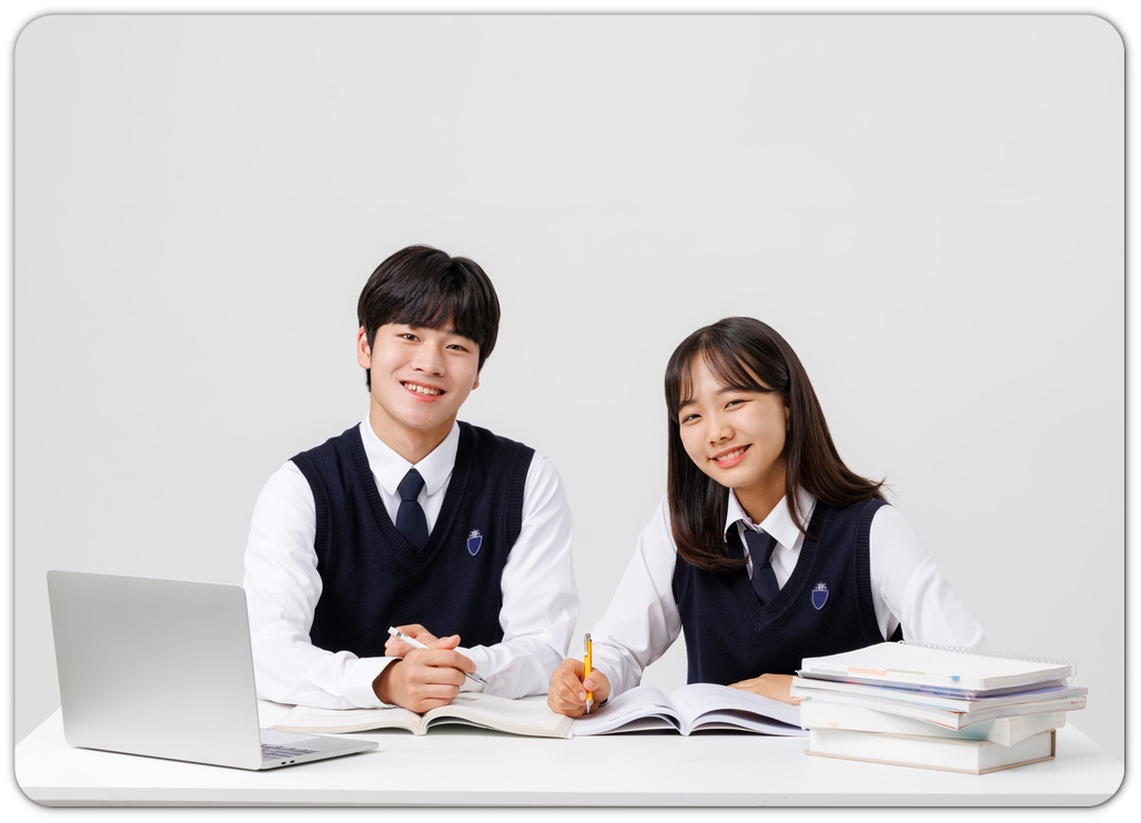 그룹 스터디를 공부 시간으로 쓰는 법 — 노트북과 교재를 함께 보는 학생들