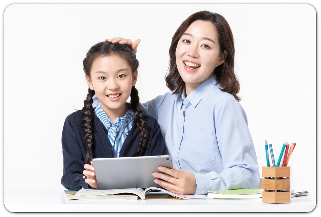 전자기기를 공부 도구로 쓰는 기준 — 학생과 어른이 태블릿을 함께 보는 장면