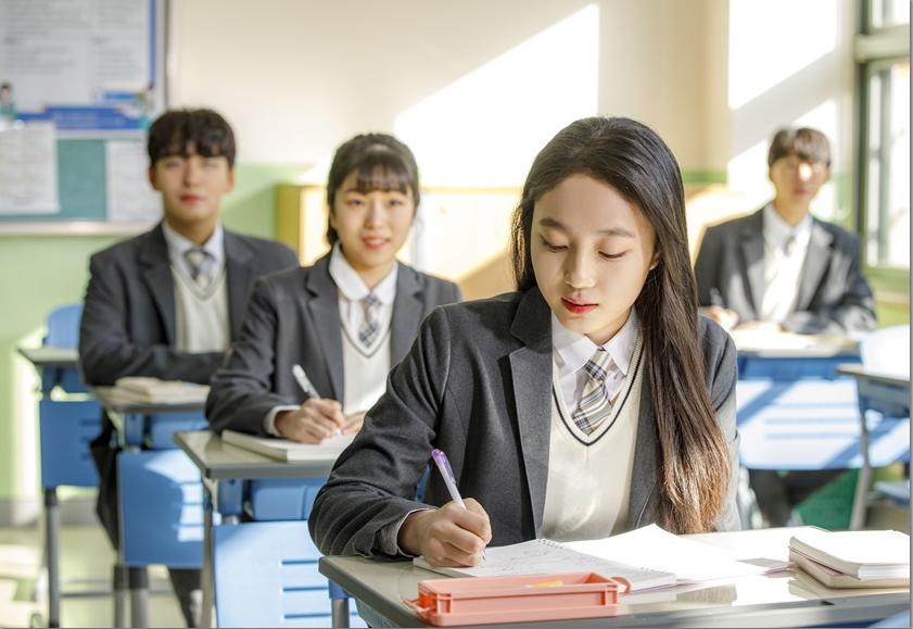 다음 수업 예습 범위 정하기 — 교실에서 각자 읽고 쓰는 장면