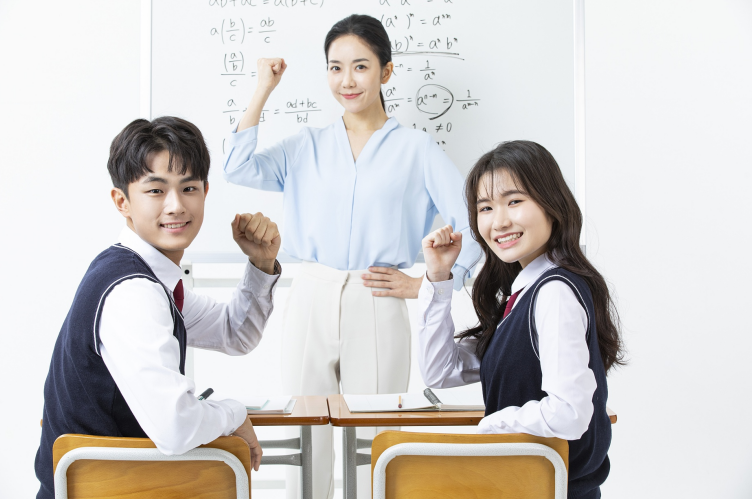 시험 범위 체크: 교과서·프린트·필기 누락 줄이기 — 학생들과 선생님이 교실에서 만나는 장면