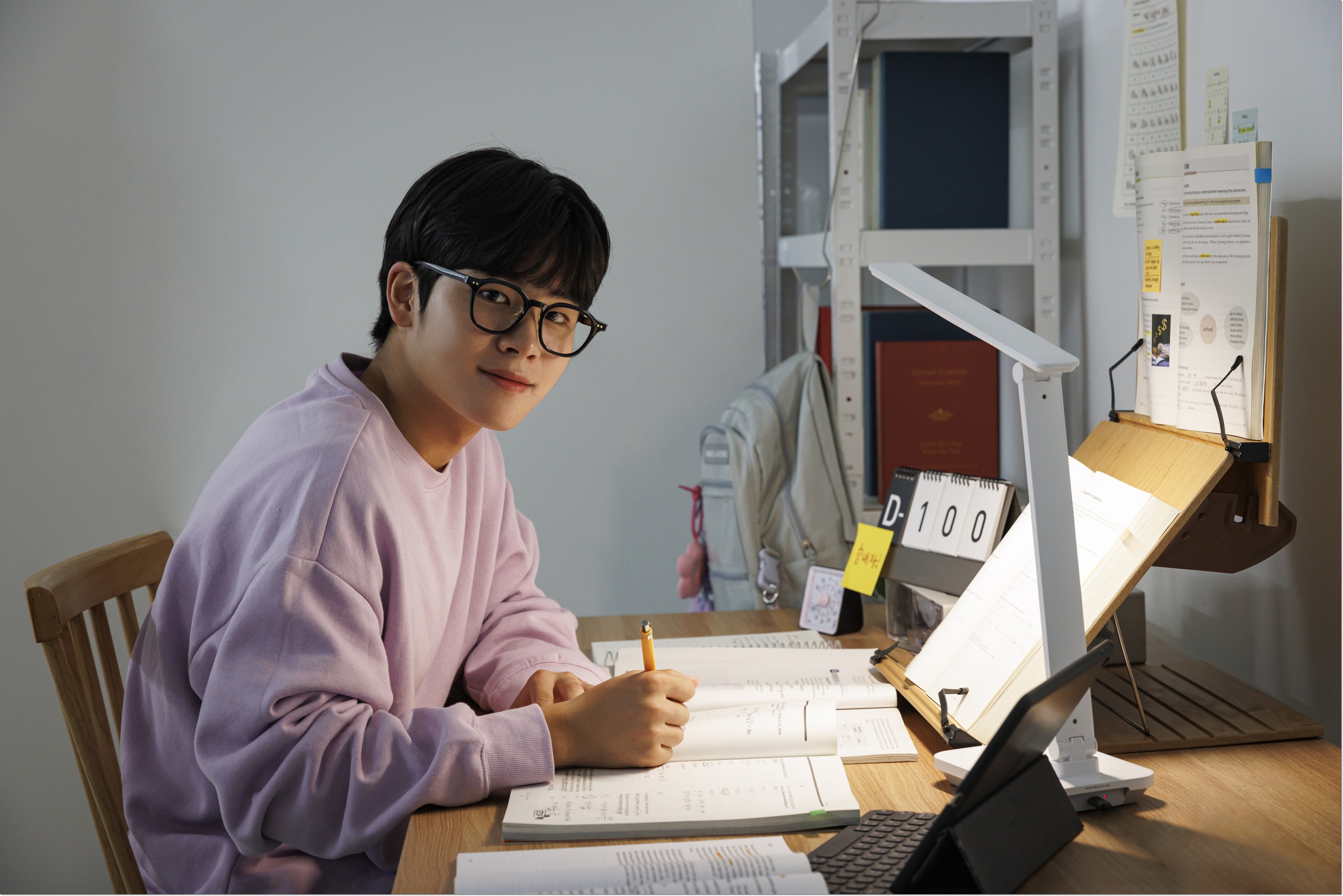 시험 후 학습 점검: 다음 공부에서 바꿀 행동 고르기 — 책상에 자료를 펼치고 공부하는 학생