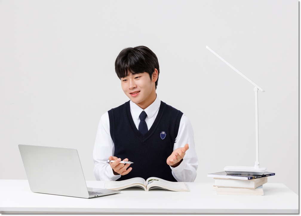 수업 준비물 점검: 교재와 함께 챙길 질문 한 줄 — 교재를 읽으며 노트북을 사용하는 학생