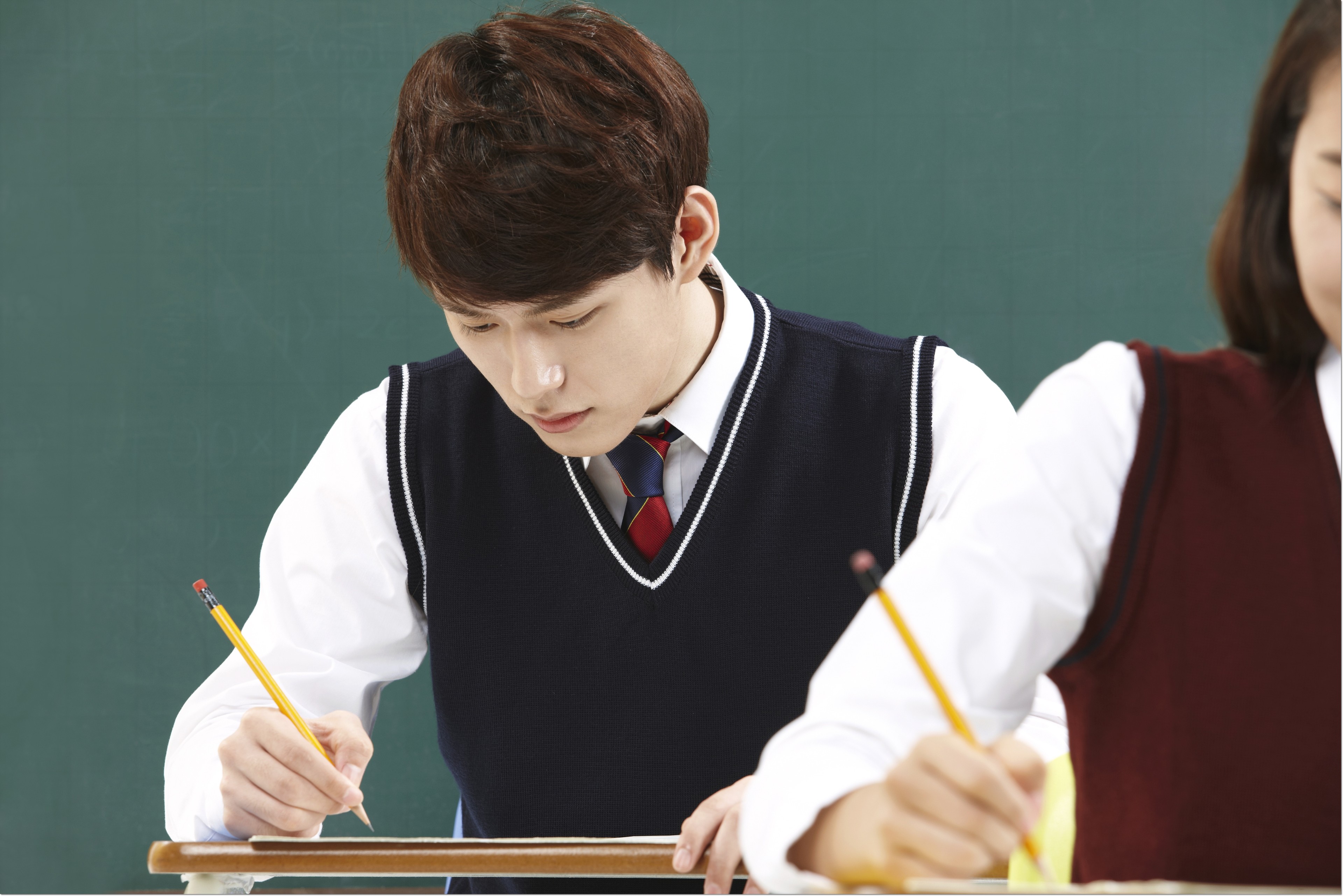 초등 독서 습관: 책 고르기부터 읽은 뒤 대화까지 — 선생님과 함께 내용을 확인하는 학생